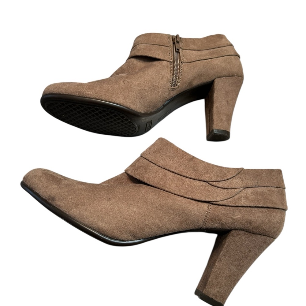 Aerosole Booties Woman Size 8M Tan Side Zip Stacked Heel Round Toe EUC
